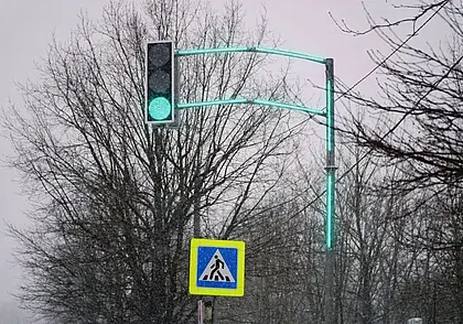 В Могилеве некоторые светофоры теперь светятся… целиком –  под цвет сигнала. Фотофакт