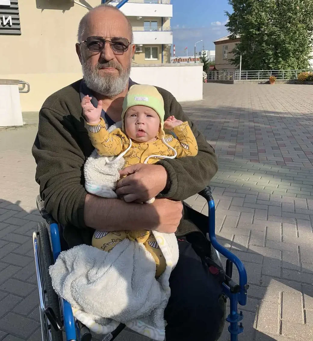 Леонид Артемович с младшим внуком Матвеем.