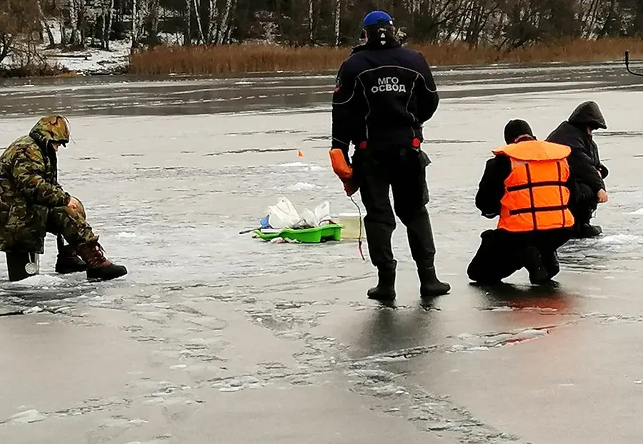 ОСВОД не рекомендует выходить на лед толщиной менее 7 сантиметров.