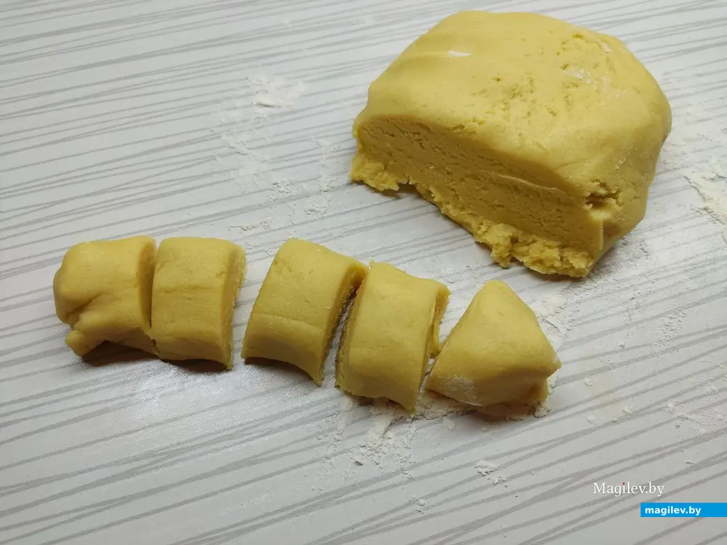 Разделить тесто на кусочки