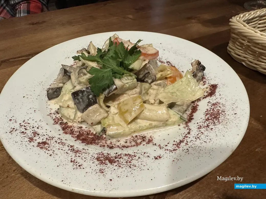 Грузинский салат со свининой. Хинкальня, Могилев, 1 декабря 2023 г.