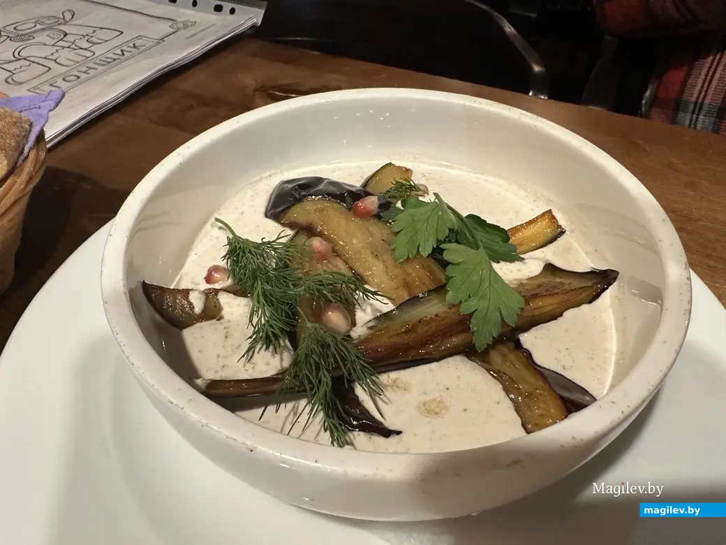 Запеченный баклажан в сметане с орехами. Хинкальня, Могилев, 1 декабря 2023 г.