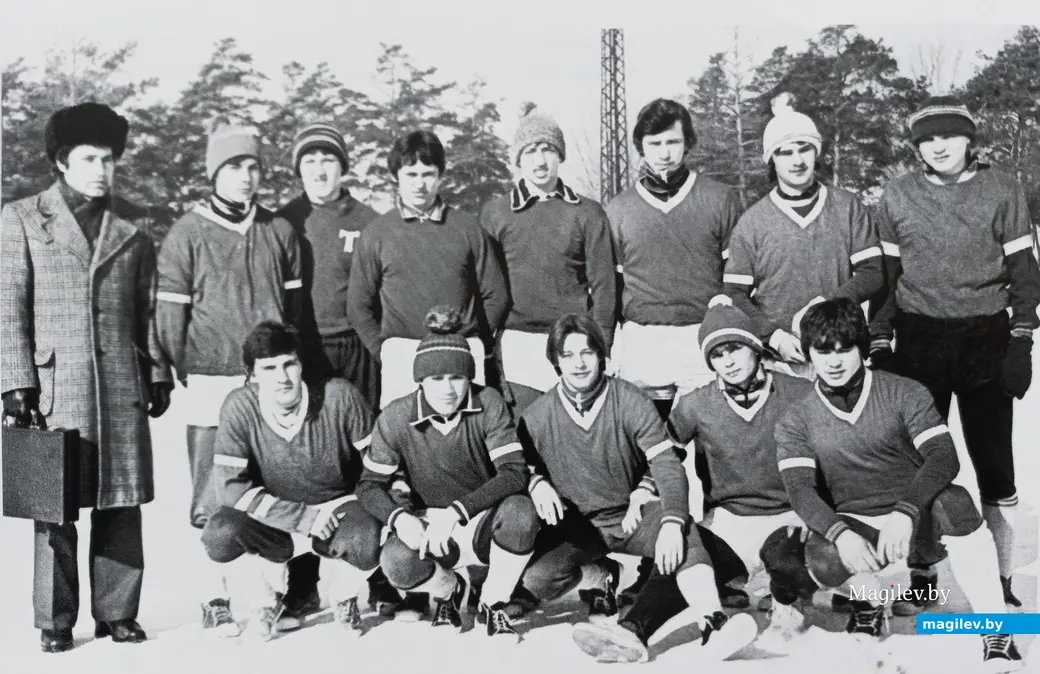 Команда могилевской СДЮШОР-7. Крайний слева – Иван Турков (стоит), крайний справа – Сергей Горлукович (стоит). Могилев, 1970-е годы. Фото из книги «Могилевщина