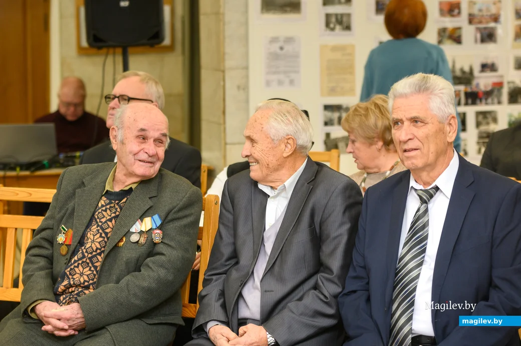 2023 год. Артур Александрович Ревяко (в центре) на торжественной встрече участников клуба