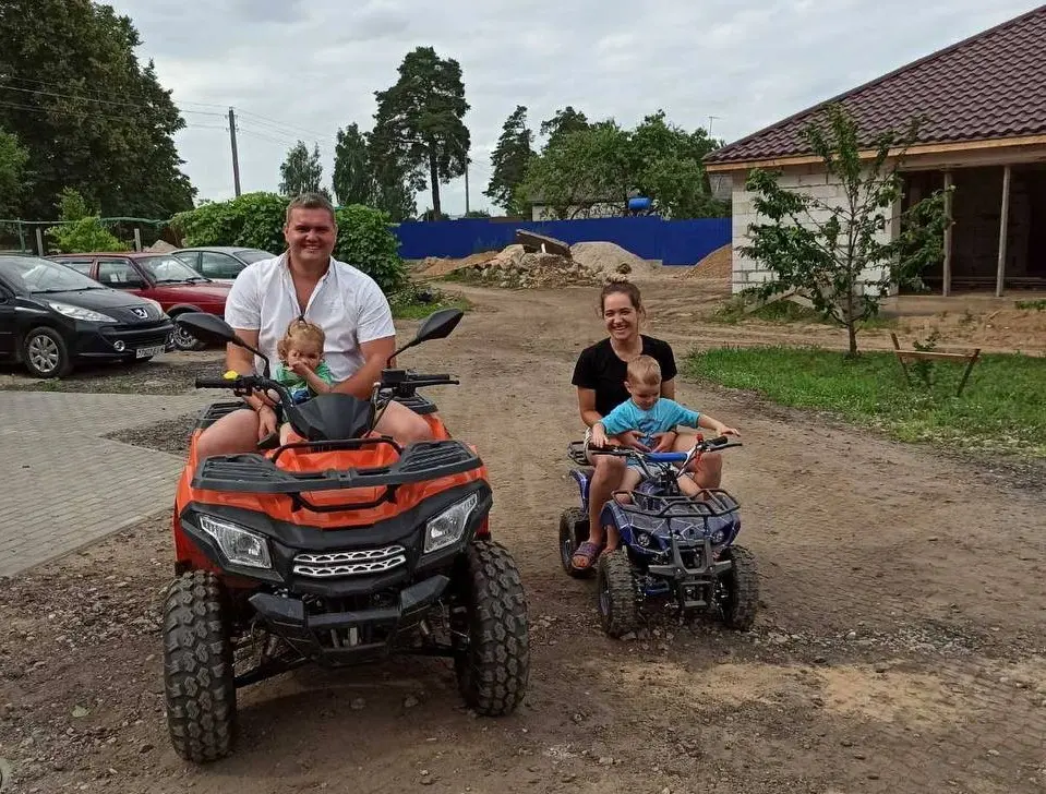 Виталий и Алина Стальченко с детьми.