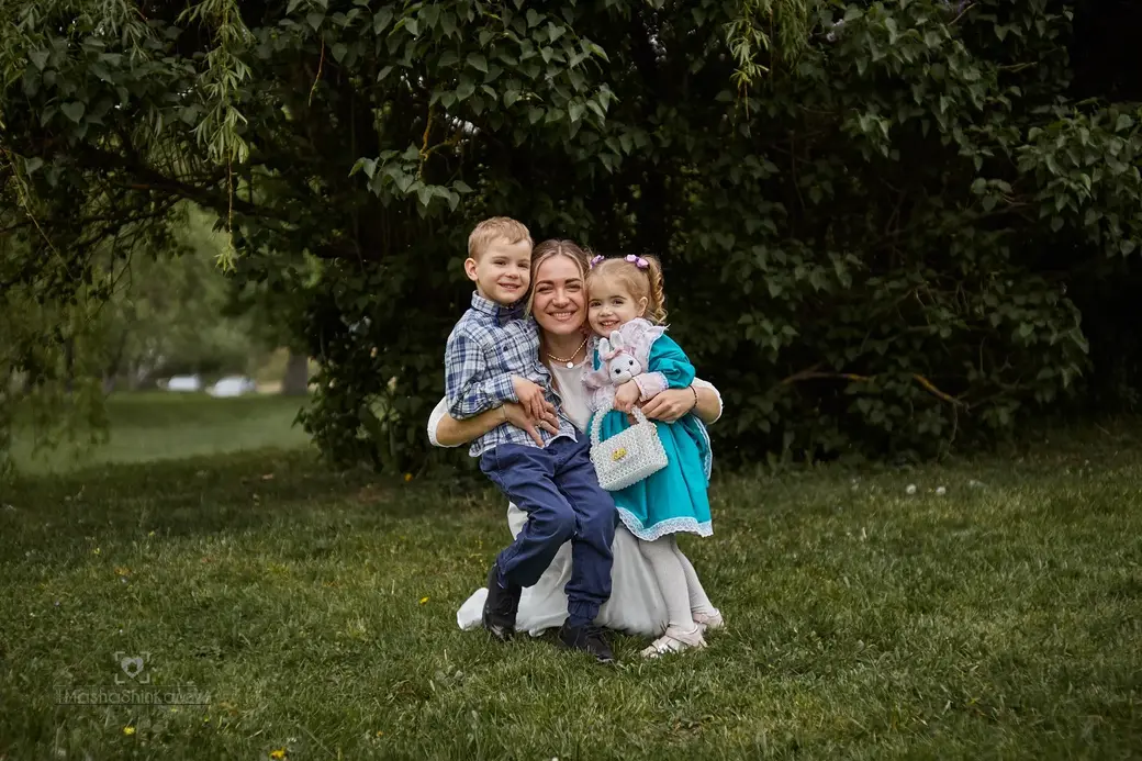 Могилевский блогер Алина Стальченко с детьми.