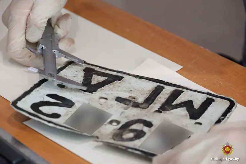 Из первоначальных четырех цифр на номере осталась только первая.