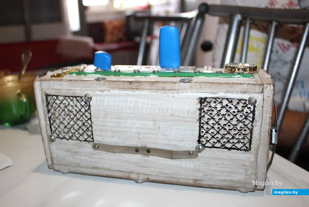 Сделанный собственноручно Николаем Федоровичем приемник, который помогает коротать время и поддерживает настроение.