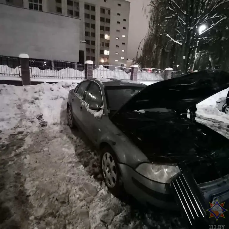 5 декабря вечером в Могилеве горел припаркованный автомобиль. Фото сайт МЧС РБ.