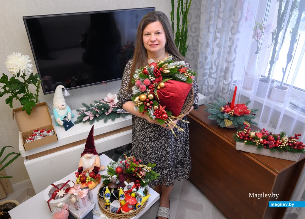 05.12.2023. Бобруйск. Наталья Фесько изготавливает декоративные украшения на Новый год.