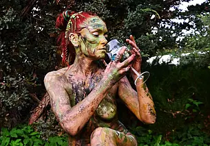 «Хочешь танцевать – танцуй, хочешь рисовать – рисуй». В Могилеве появилась девушка-картина