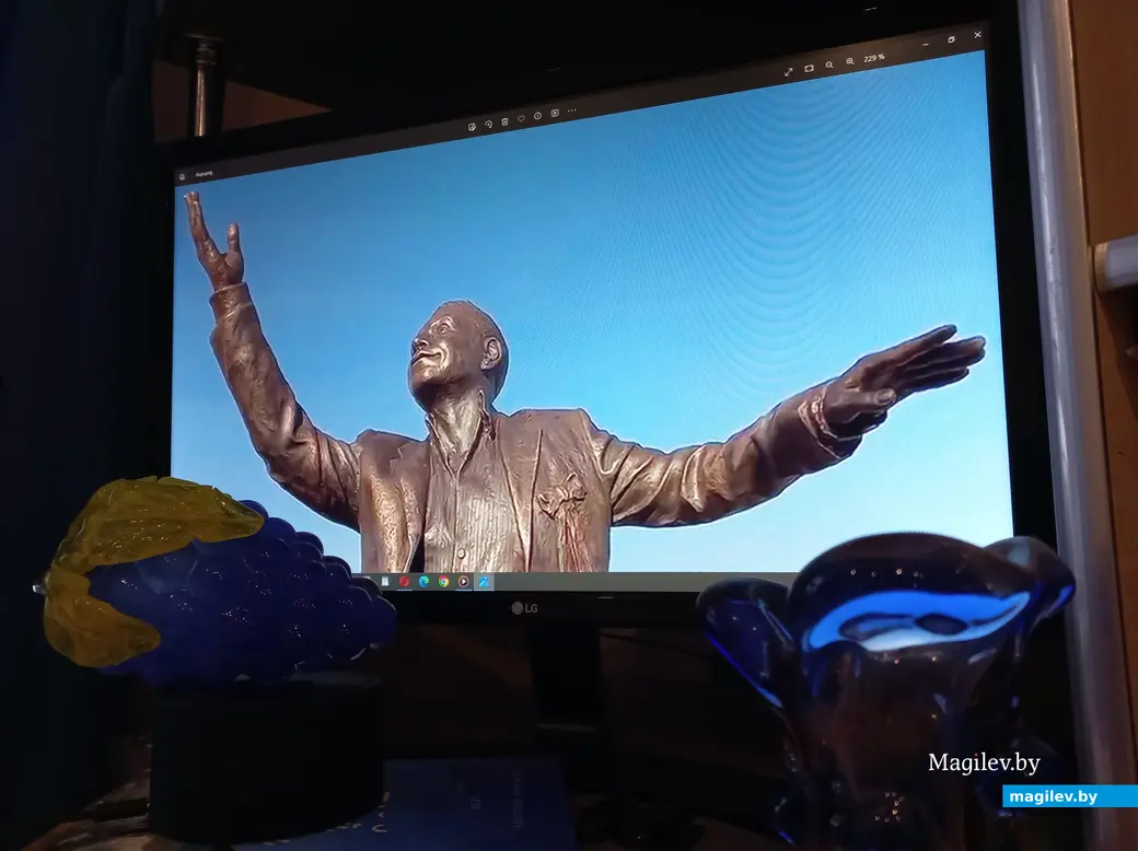 Скульптор изобразил Борю, устремившимся в некую перспективу.