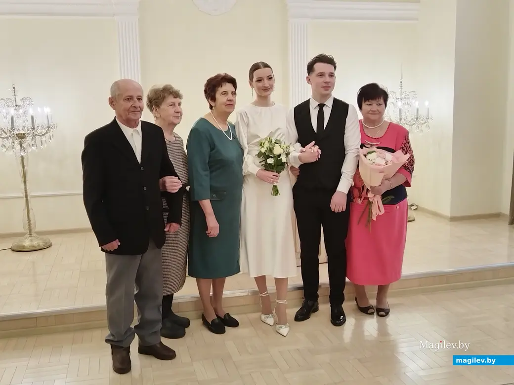 Могилев. ЗАГС. 08.12.2023 г. Диана и Павел Беляцкие с бабушками и дедушкой. Слева на фото – Владимир Иванович и Зинаида Антоновна.