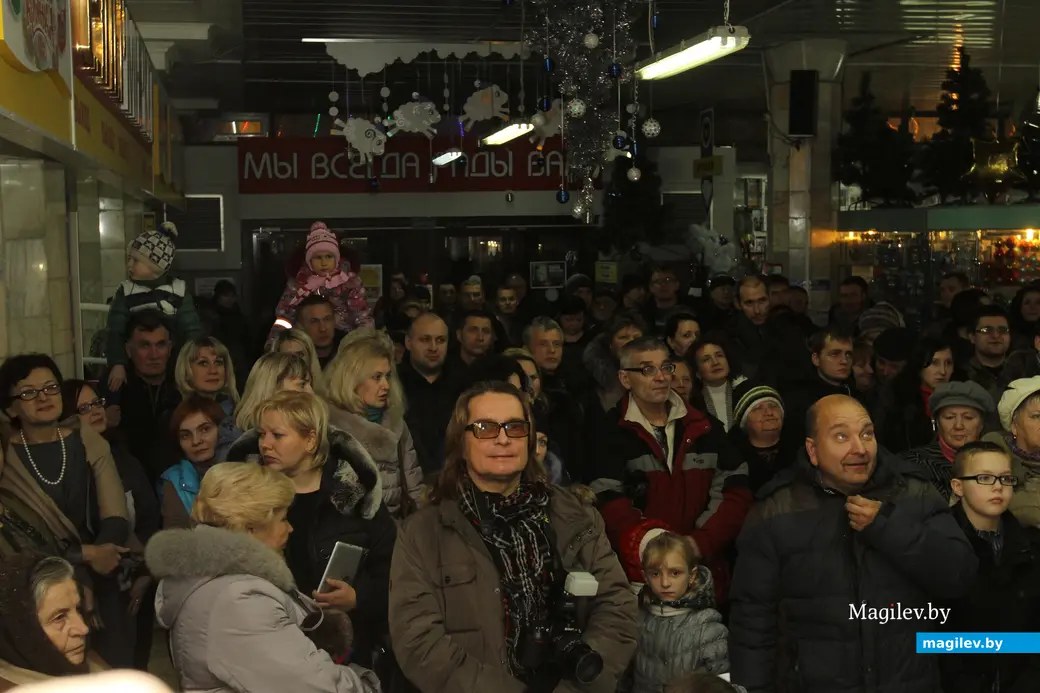 Публика всегда с интересом реагировала на появление Джона Леннона. Могилев, универмаг Центральный, 2014 г.