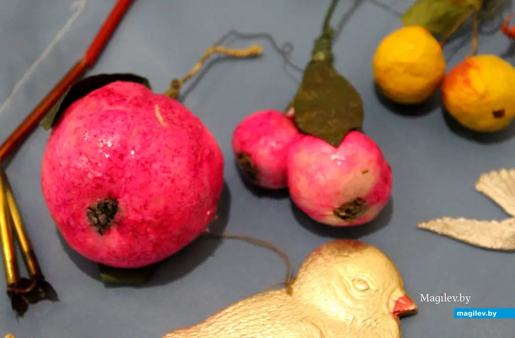 Выставка елочных игрушек и новогодних открыток. Этнографический музей Могилева. Декабрь 2023 года.