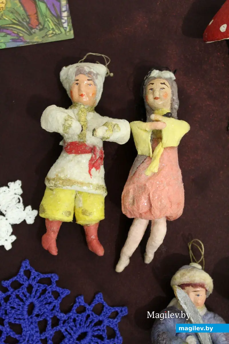 Выставка елочных игрушек и новогодних открыток. Этнографический музей Могилева. Декабрь 2023 года.