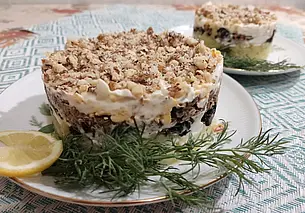 Готовим сами: салат со шпротами, черносливом и орехами