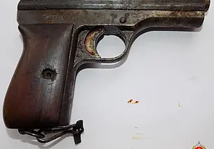 Житель Барановичей во время ремонта дома нашел на чердаке 100-летний пистолет