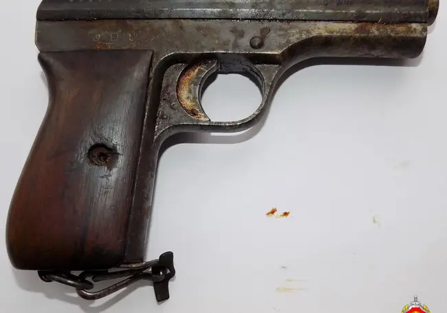 Житель Барановичей во время ремонта дома нашел на чердаке 100-летний пистолет