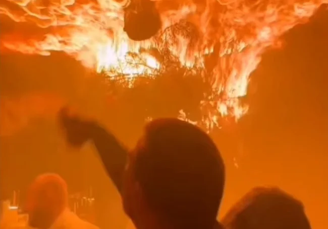 В минском ресторане загорелась елка. Жертв нет (видео)