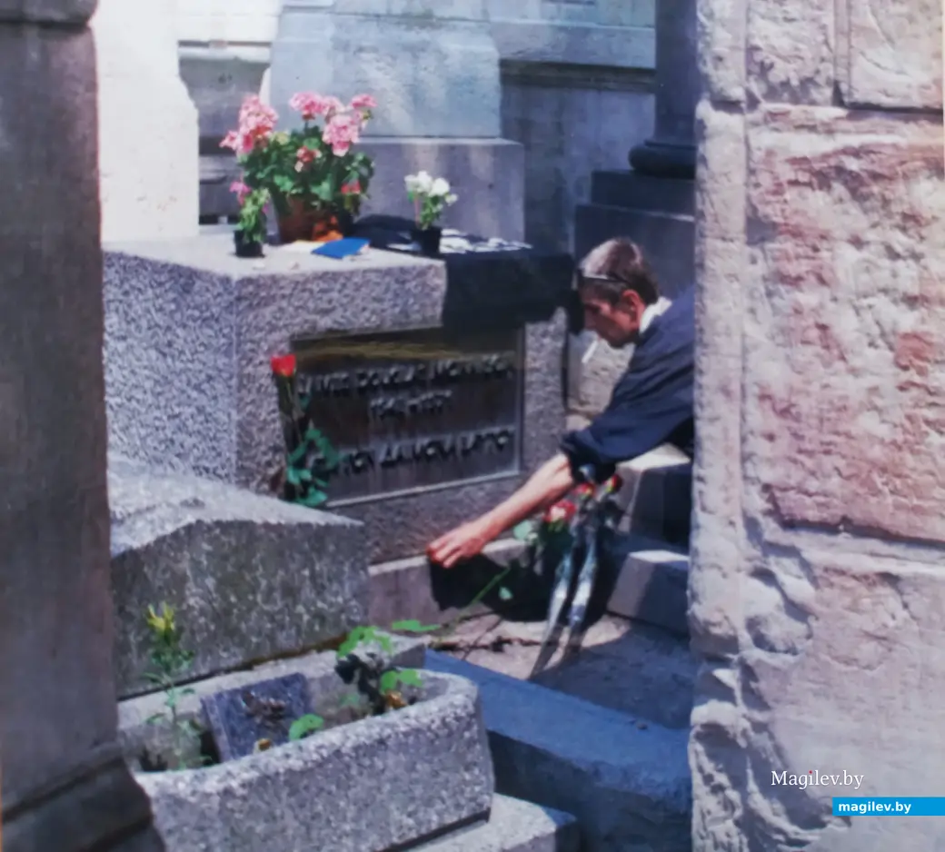 Могила Джима Моррисона (на кубике цветы). Париж, кладбище Пер-Лашез, 2001 г.