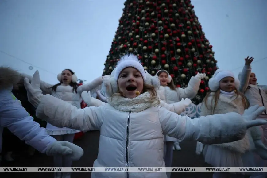 10 декабря 2023 года. В Минске зажгли новогодние огни на главной елке страны.
