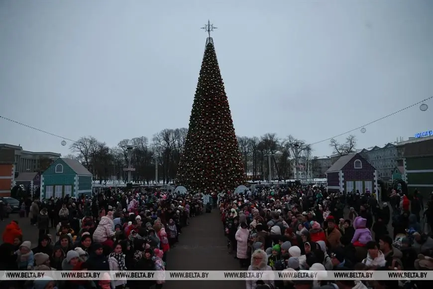 10 декабря 2023 года. В Минске зажгли новогодние огни на главной елке страны.