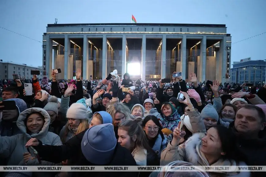 10 декабря 2023 года. В Минске зажгли новогодние огни на главной елке страны.