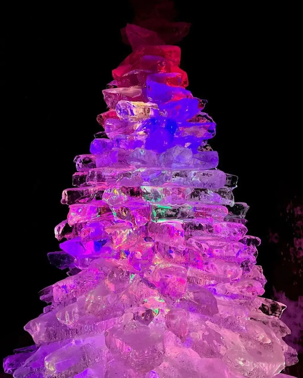 Декабрь 2023 г. Могилевский район, Салтановка. Мастер Иван Карпицкий создал здесь ледяную ель.