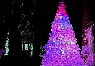 Под Могилевом появилась 2-метровая ель из кусочков льда. Посмотрите, какая красота!