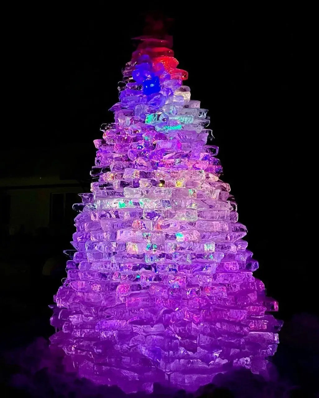 Декабрь 2023 г. Могилевский район, Салтановка. Мастер Иван Карпицкий создал здесь ледяную ель.