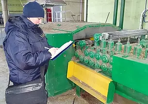 В Поставах слесарь попытался наладить работу установки, из-за чего лишился руки