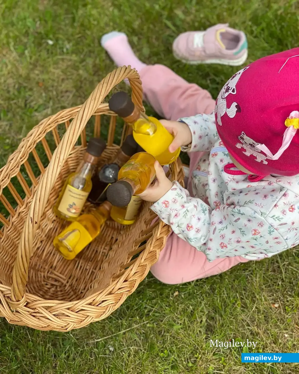 «Бицепсы мы себе уже накачали». Как могилевчане создали семейный бизнес по производству сыродавленного масла. Полину в шутку называют завпроизводством.