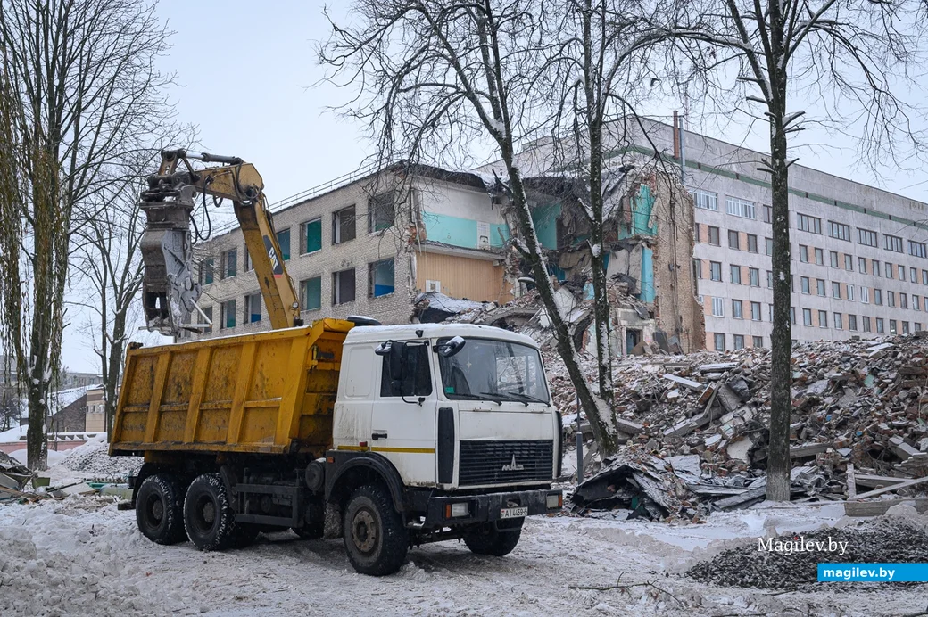 11.12.2023. Бобруйск. Демонтаж старого хирургического корпуса больницы скорой медицинской помощи