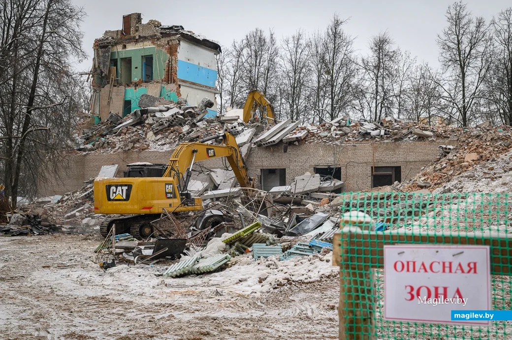 11.12.2023. Бобруйск. Демонтаж старого хирургического корпуса больницы скорой медицинской помощи