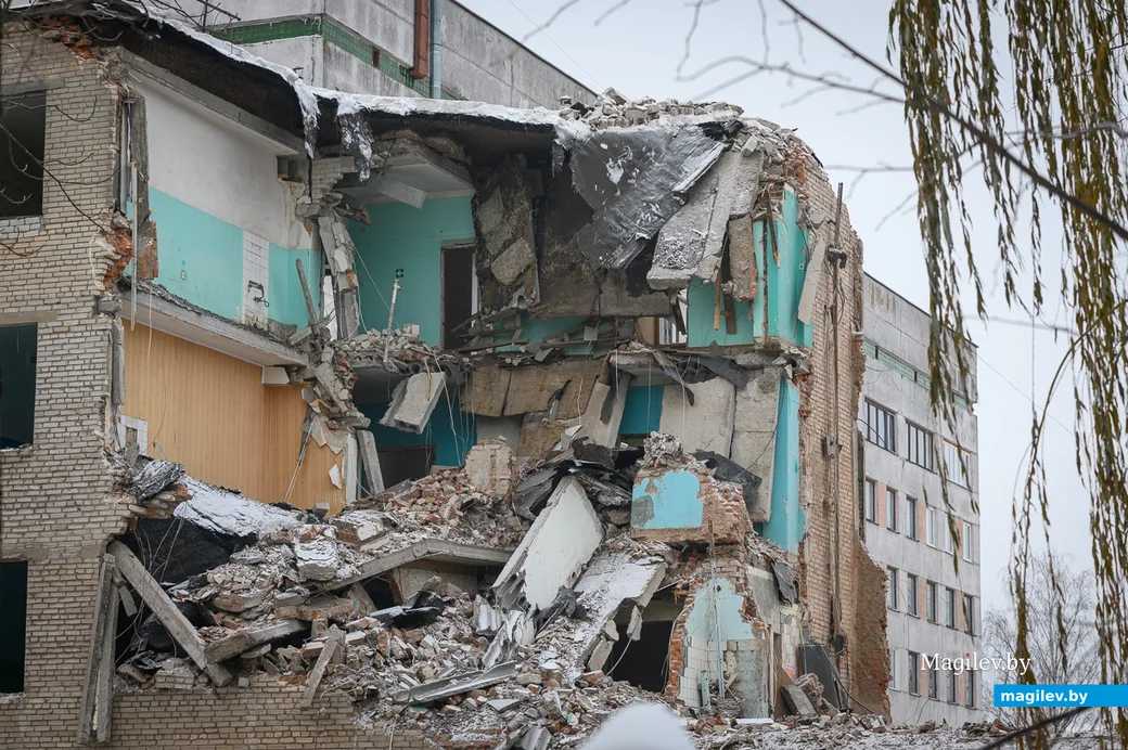 11.12.2023. Бобруйск. Демонтаж старого хирургического корпуса больницы скорой медицинской помощи