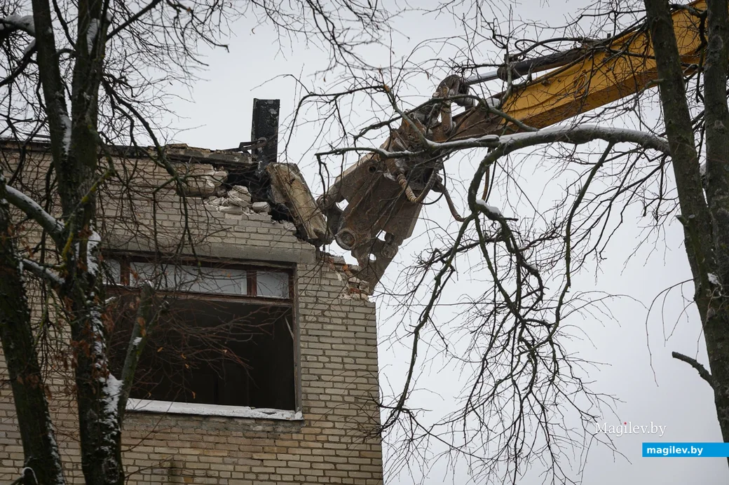 11.12.2023. Бобруйск. Демонтаж старого хирургического корпуса больницы скорой медицинской помощи