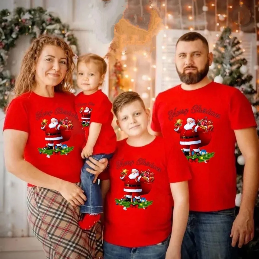 Кто не хочет заморачиваться, вообще может купить новогодние футболки.