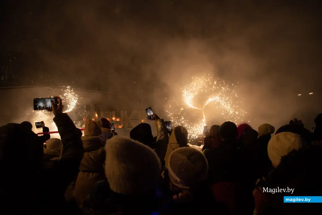 12 ноября 2023 г. Могилев. У нового здания еврейского центра на Ленинской прошел праздник Ханука.