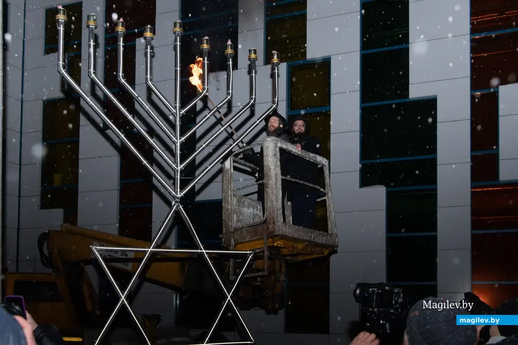 12 ноября 2023 г. Могилев. У нового здания еврейского центра на Ленинской прошел праздник Ханука.