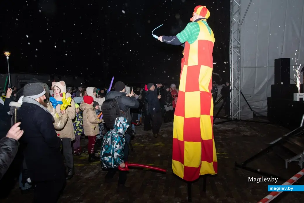 12 ноября 2023 г. Могилев. У нового здания еврейского центра на Ленинской прошел праздник Ханука.