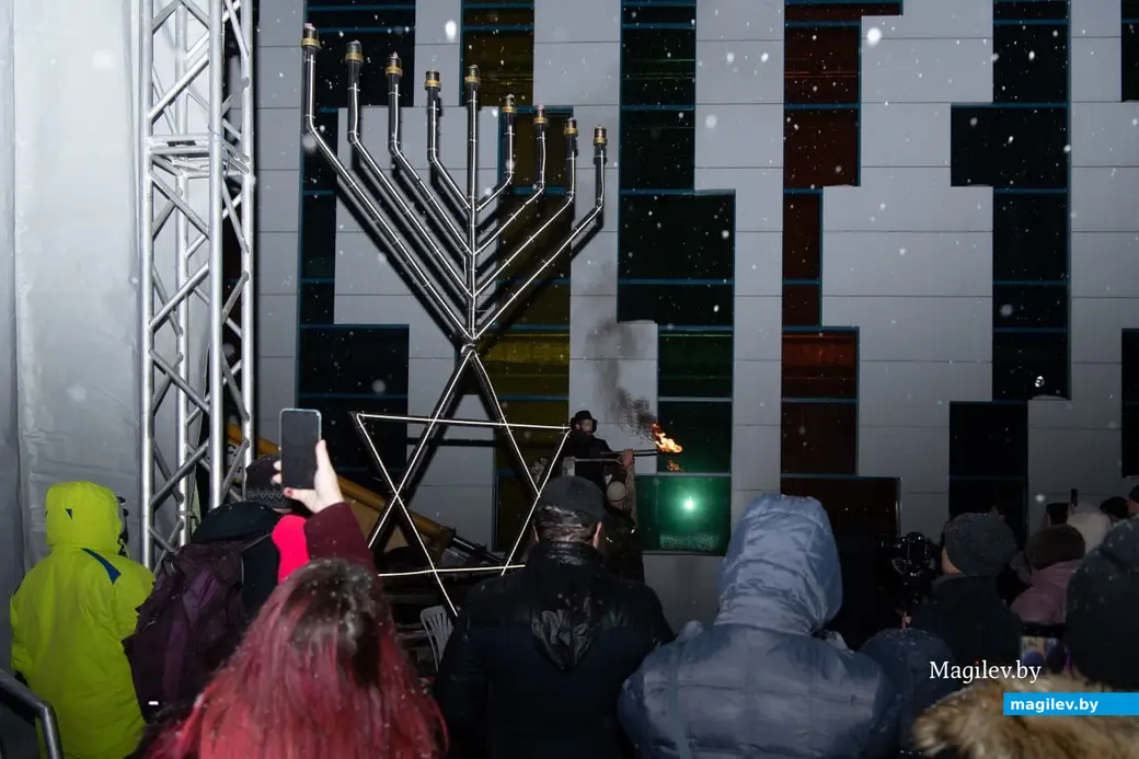 12 ноября 2023 г. Могилев. У нового здания еврейского центра на Ленинской прошел праздник Ханука.