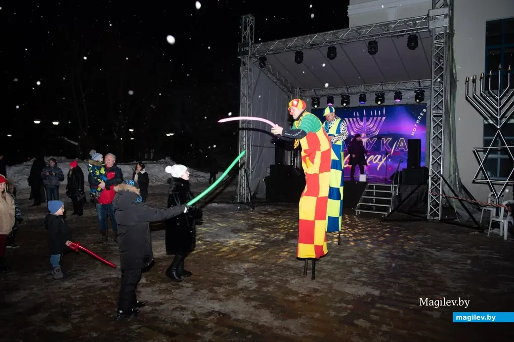 12 ноября 2023 г. Могилев. У нового здания еврейского центра на Ленинской прошел праздник Ханука.