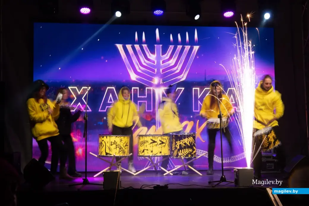 12 ноября 2023 г. Могилев. У нового здания еврейского центра на Ленинской прошел праздник Ханука.