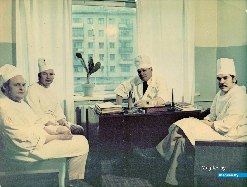 1980-е годы 20 века. Врачи бобруйской больницы СМП. За столом -- Валентин Алексеевич Белогуров.