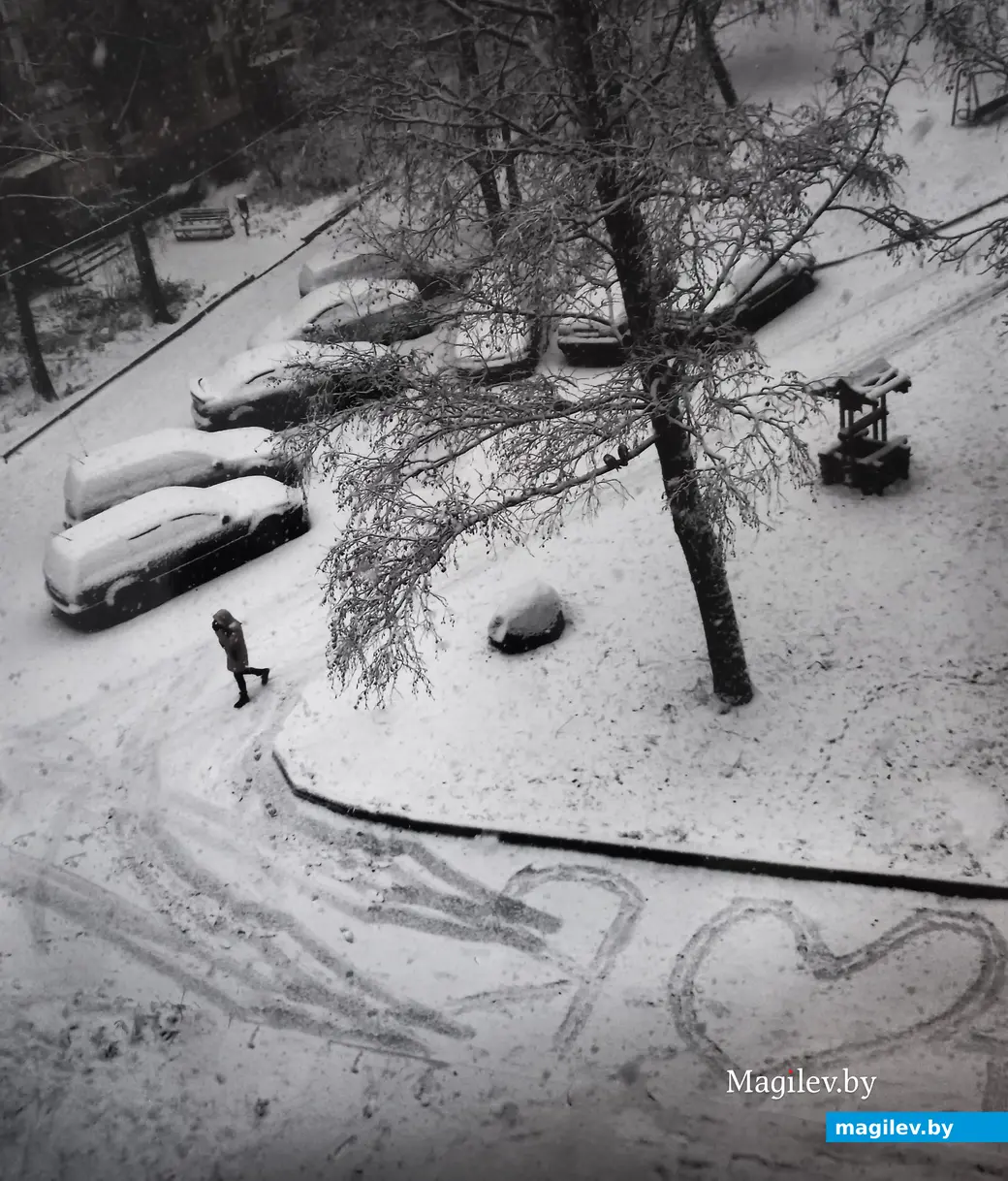 Снежные граффити. Могилев, 1990-е годы. Фото Георгия Дондика.