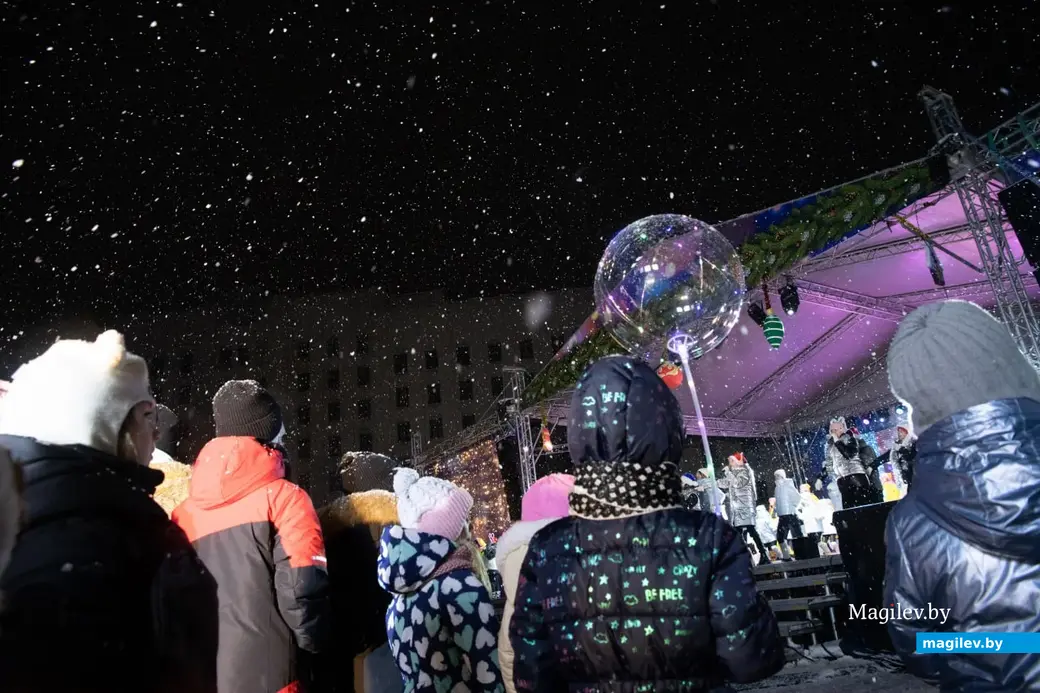 15 декабря 2023 г. Могилев, пл. Ленина. На главной елке зажгли огни!