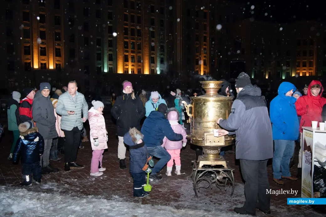 15 декабря 2023 г. Могилев, пл. Ленина. На главной елке зажгли огни!