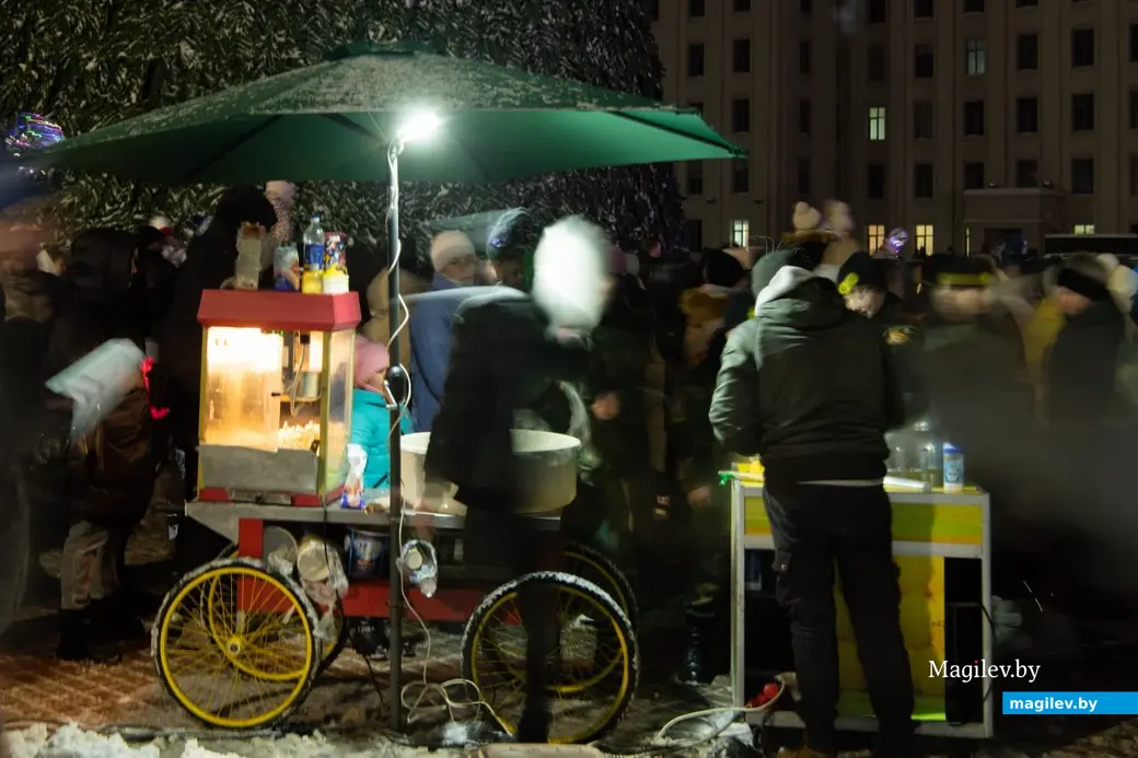 15 декабря 2023 г. Могилев, пл. Ленина. На главной елке зажгли огни!