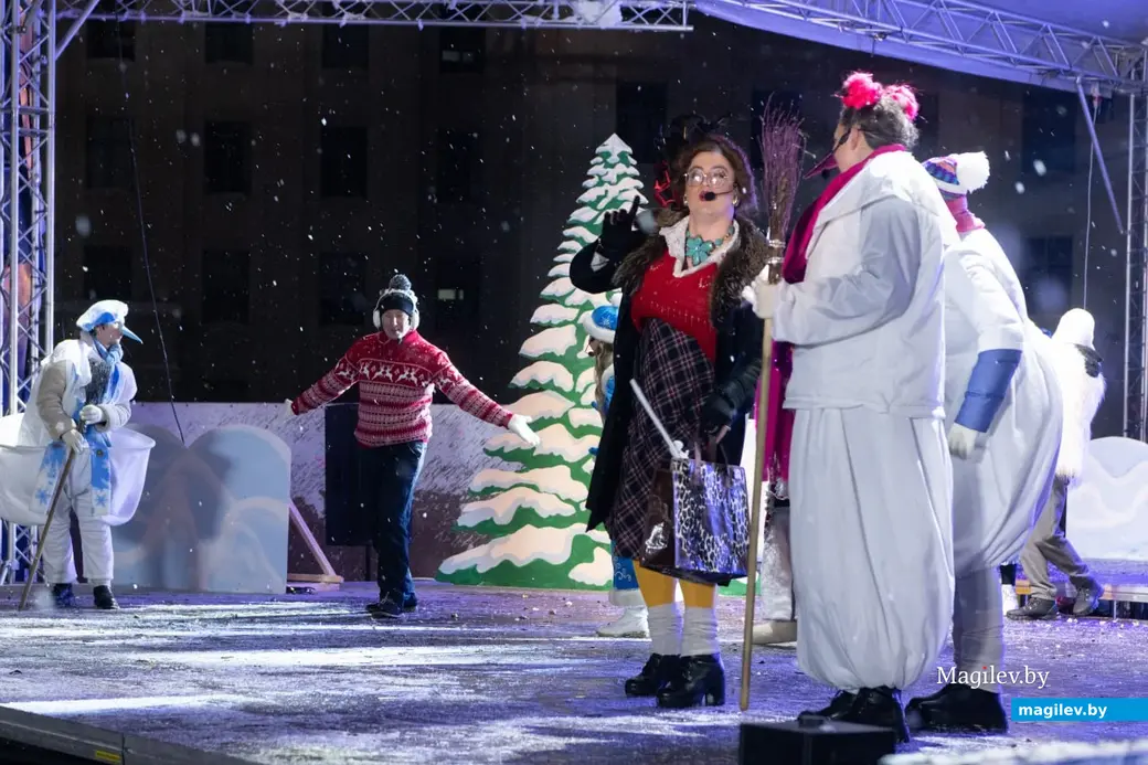 15 декабря 2023 г. Могилев, пл. Ленина. На главной елке зажгли огни!